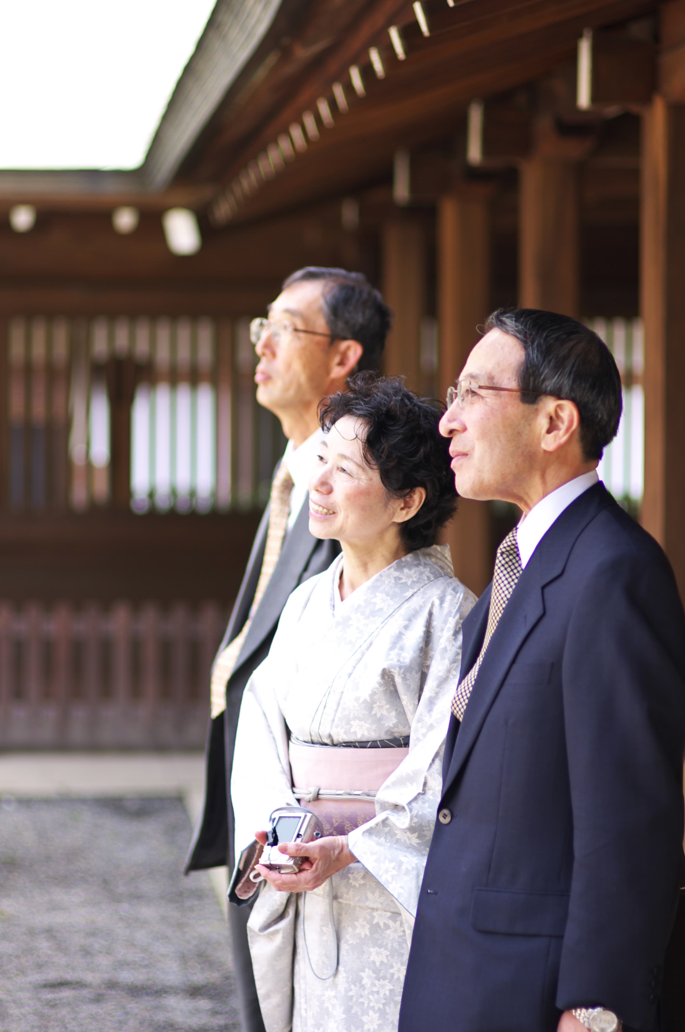祖父母が優しく見守る