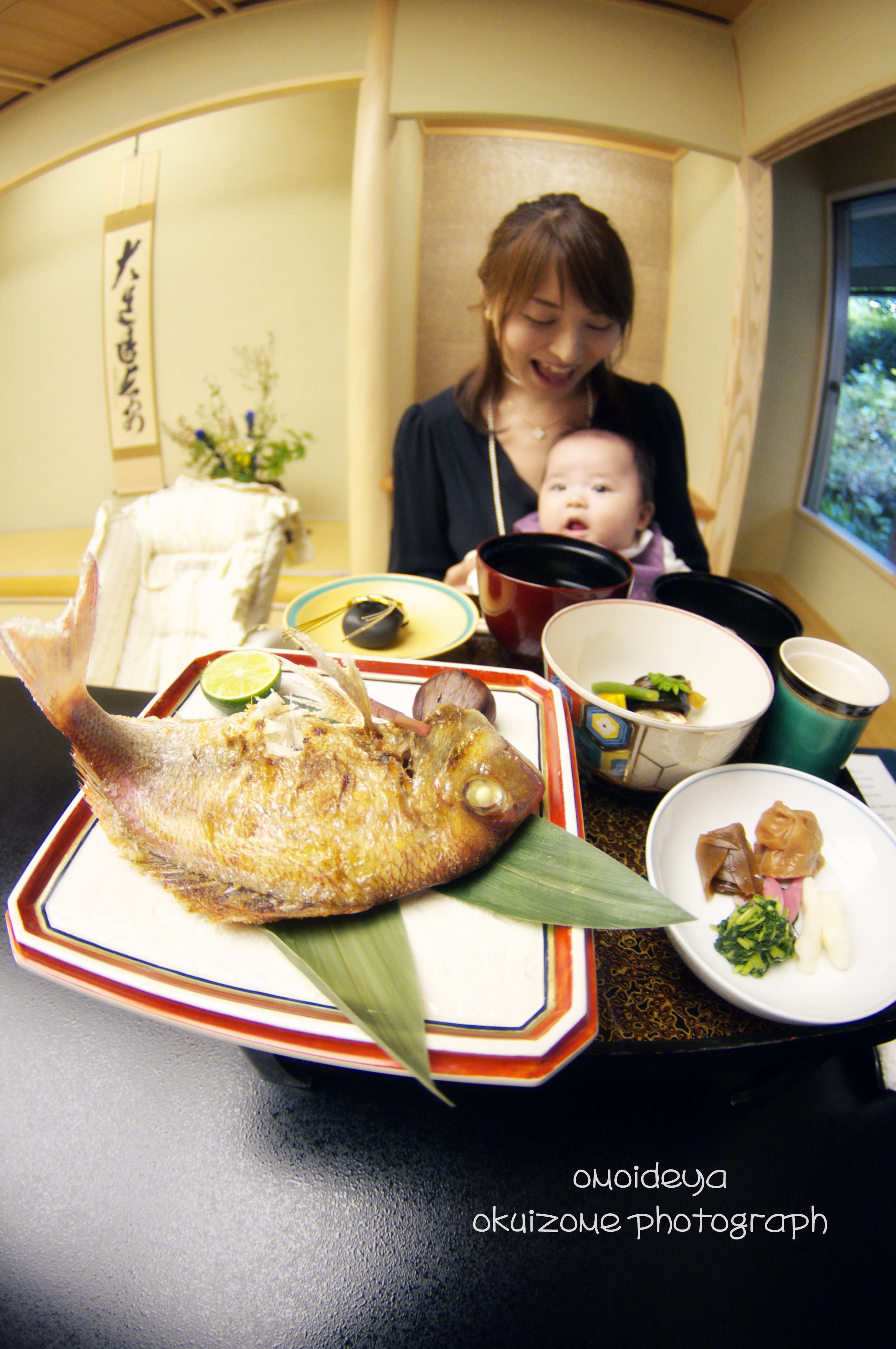 お食い初めの様子を写真に