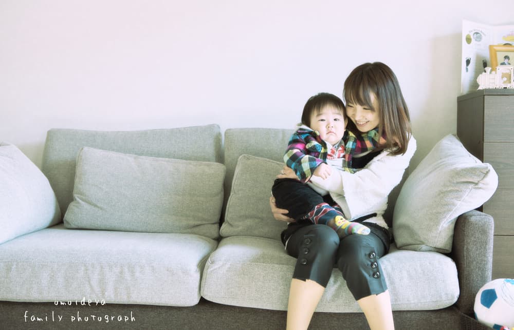 子供を抱っこするお母さん