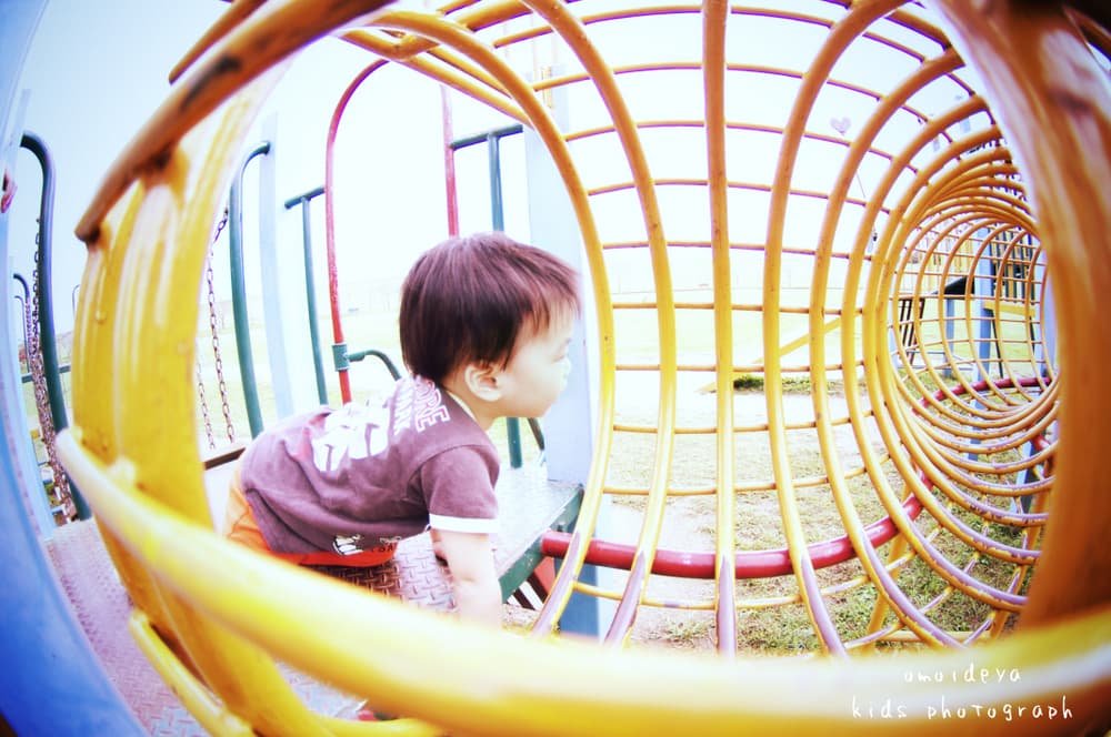 遊具で遊ぶ男の子