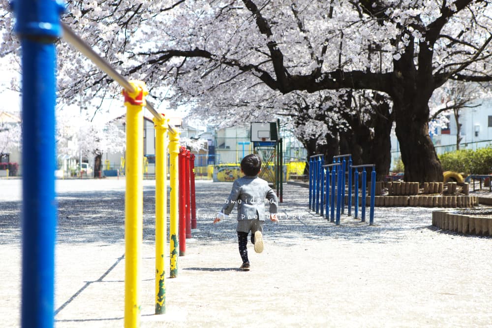 学校の校庭を走る男の子