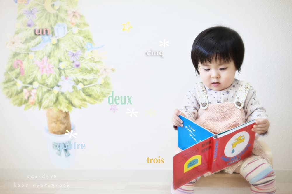 絵本を読む子供写真