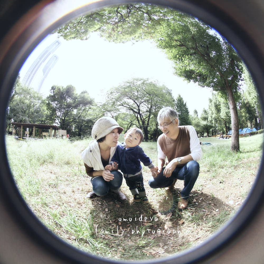 公園で遊ぶ家族写真