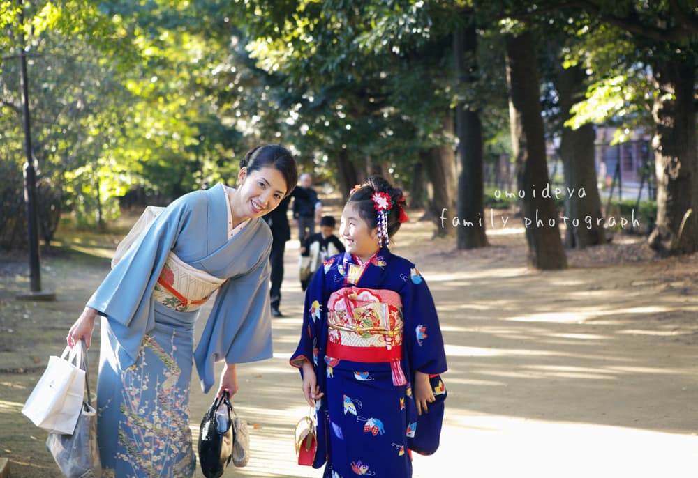 親子で歩く様子