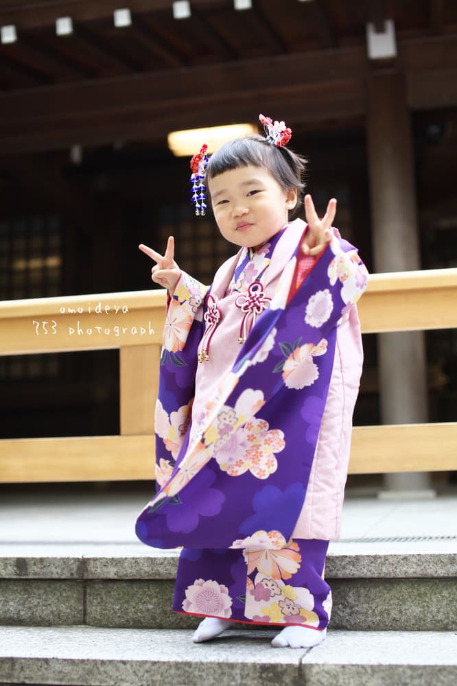 ピースする七五三写真