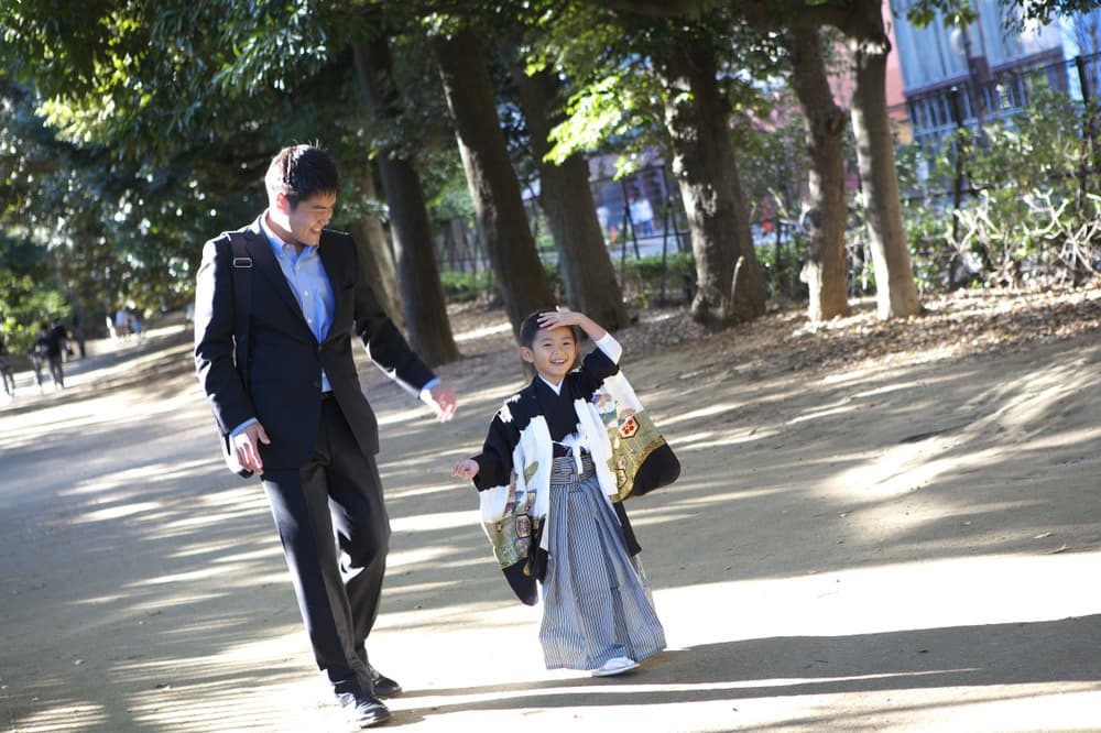 お父さんと子供が歩く様子