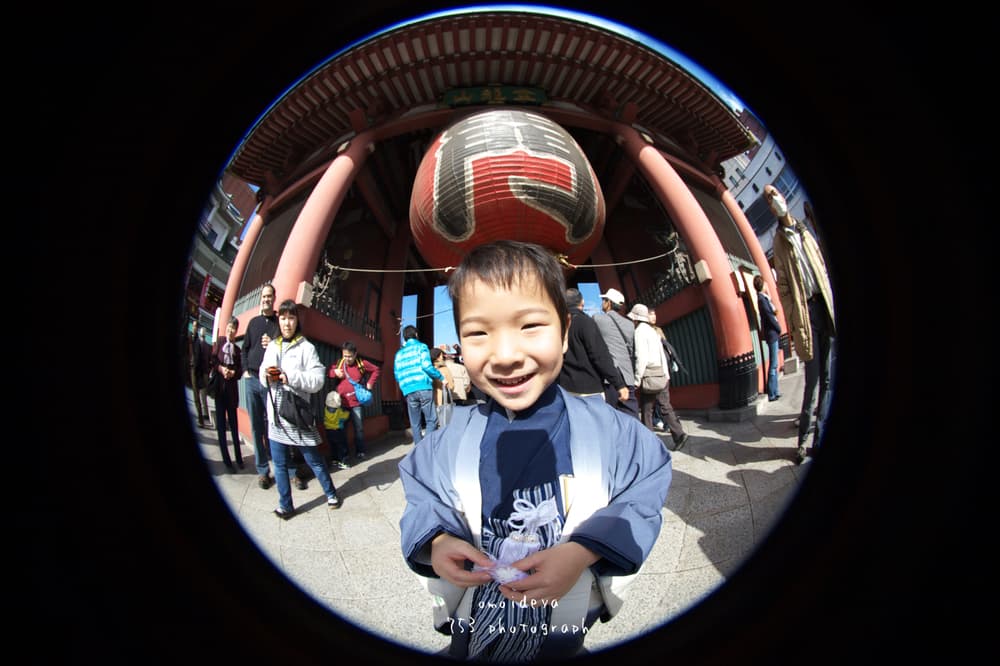 浅草で七五三する5歳児