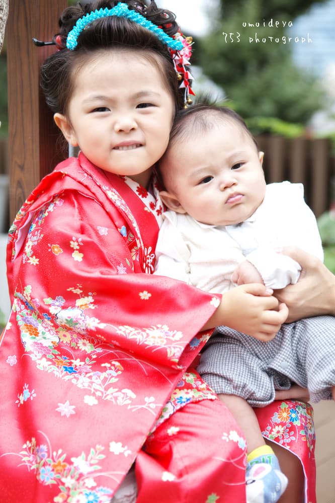 下の子と一緒にポーズ