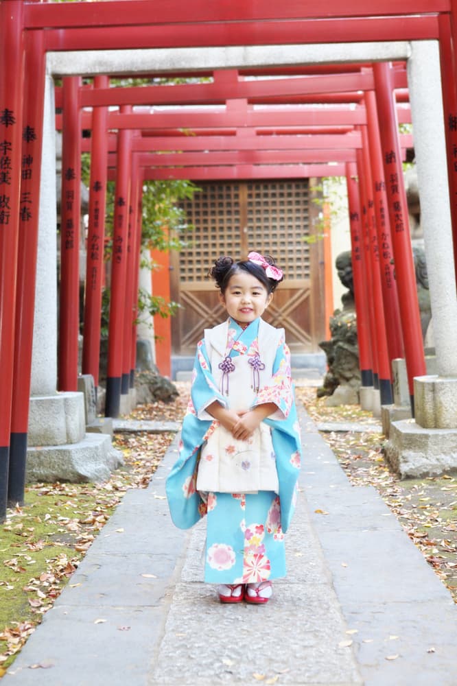 鳥居をバックに撮影