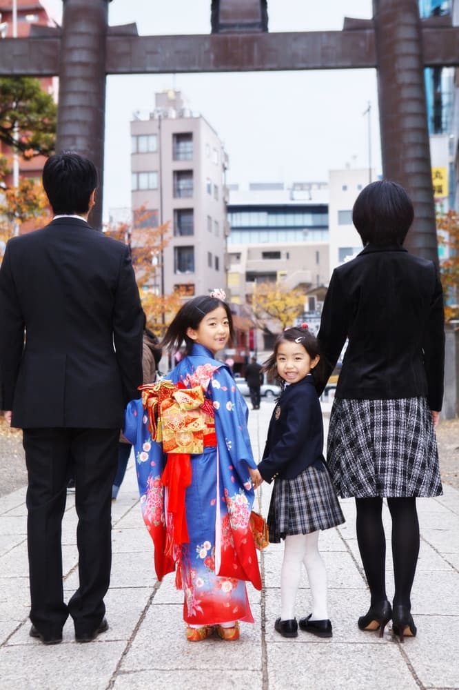 振り返る七歳のカット