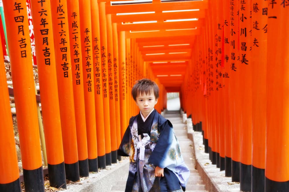 鳥居回廊で五歳の男の子